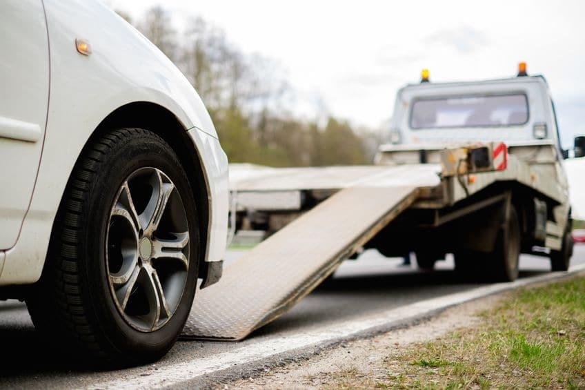 اغرب طريقة لسحب السيارة ومؤثرات بصرية في السينما وميكانيكي يعمل عملية ديسك The strangest way to pull a car and visual effects in cinema and a mechanic who works as a doctor