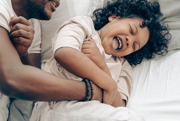 % لماذا لا يضحك الشخص عندما يقوم بدغدغة نفسه؟