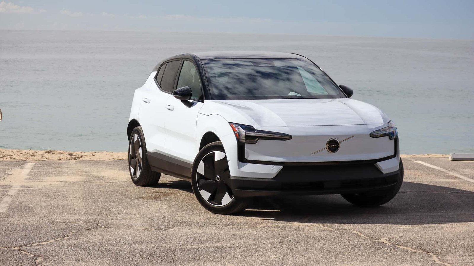 Volvo EX30 2026 يرتقي لمستوى جديد ولكن يتراجع أمام أفضل كهربائي على نفس المنصة