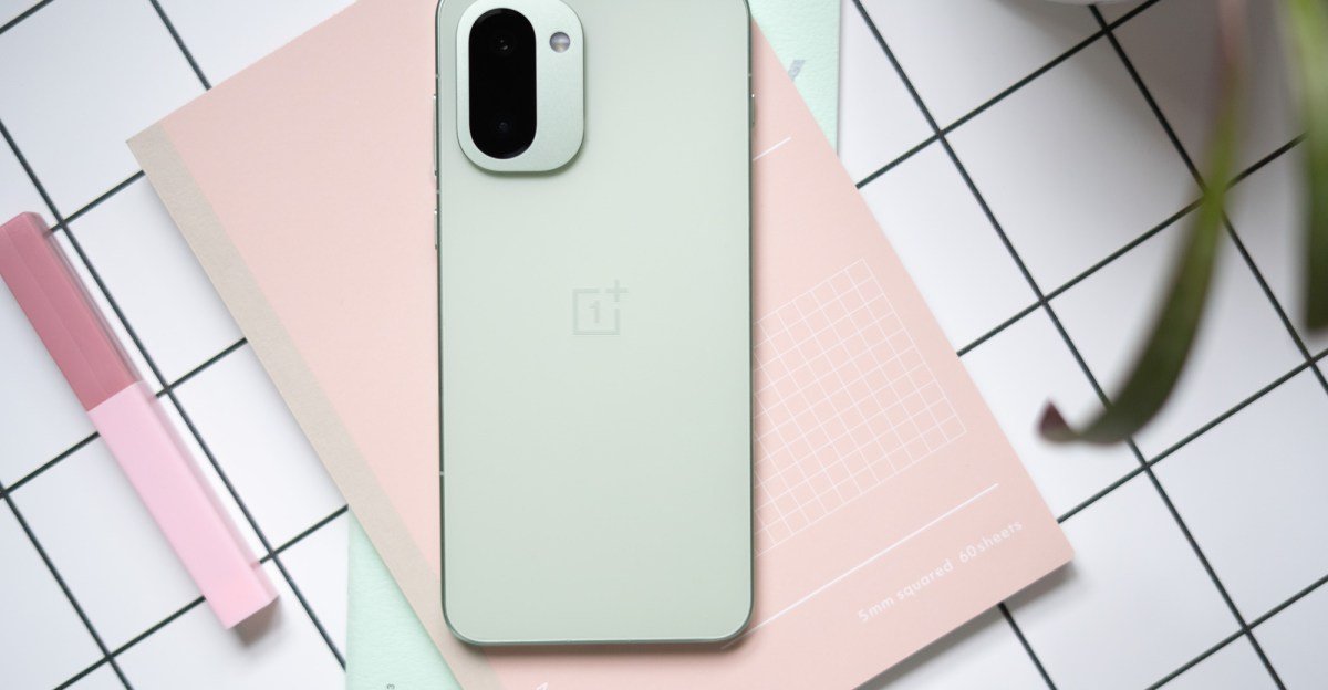 مراجعة هاتف OnePlus 15R: بطارية ضخمة وأداء قوي بسعر معقول مراجعة OnePlus 15R: عمر بطارية لا يُضاهى وقيمة قابلة للنقاش