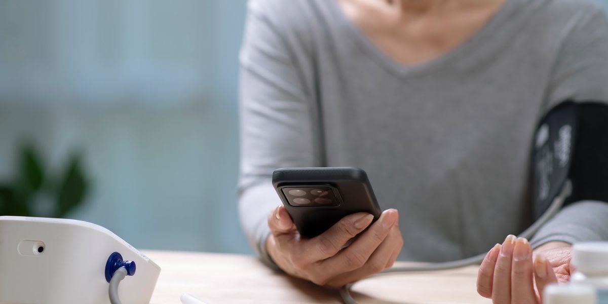 تحديات خصوصية كبار السن في استخدام تطبيقات الصحة الذكية Do Health Apps Compromise Privacy for Older Adults? An In