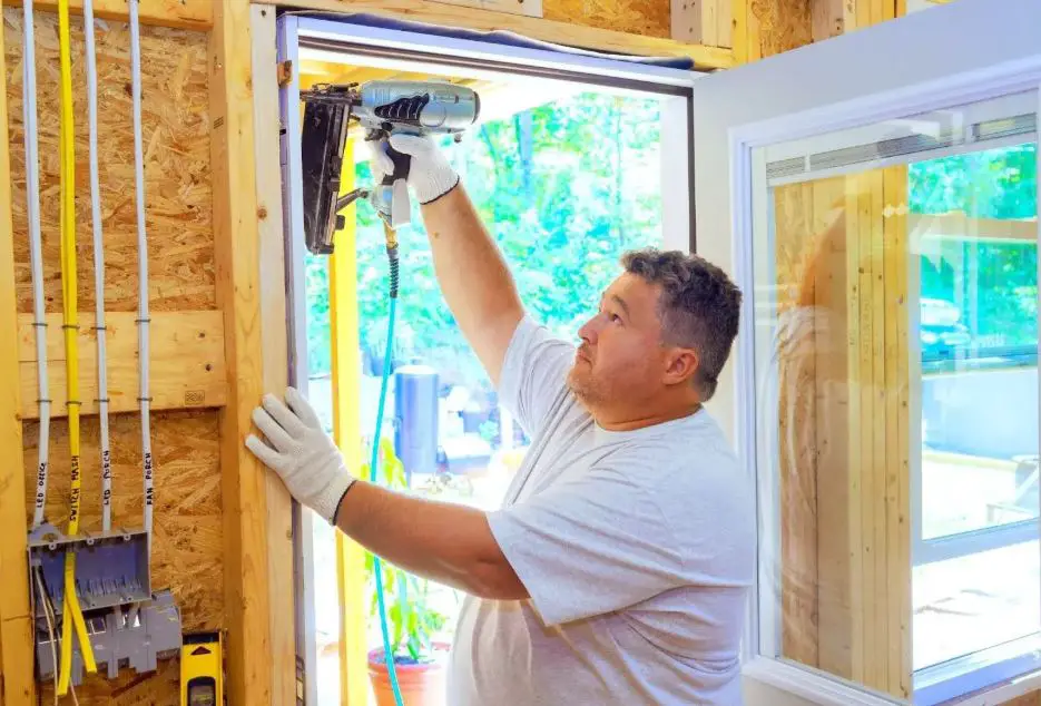 أدوات تركيب الأجهزة الخاصة بالأبواب في مشاريع البناء الحديثة: دليل شامل أدوات تركيب أساسيات تجهيزات الأبواب لمشاريع البناء الحديثة بأعلى معايير الهندسة الإنشائية