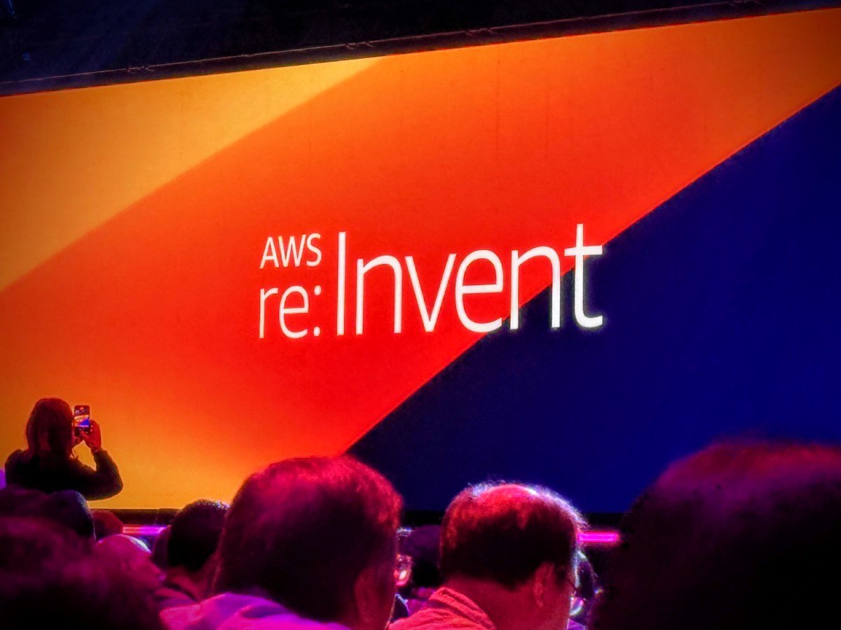 "مؤتمر AWS re:Invent: عرض شامل للذكاء الاصطناعي، لكن استعداد العملاء لا يزال متسائلاً"