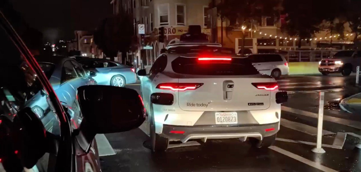 استئناف عمليات Waymo في سان فرانسيسكو بعد توقف سيارات الروبوت خلال انقطاع التيار الكهربائي استئناف عمليات Waymo في سان فرانسيسكو بعد توقف سيارات الروبوت خلال انقطاع التيار الكهربائي