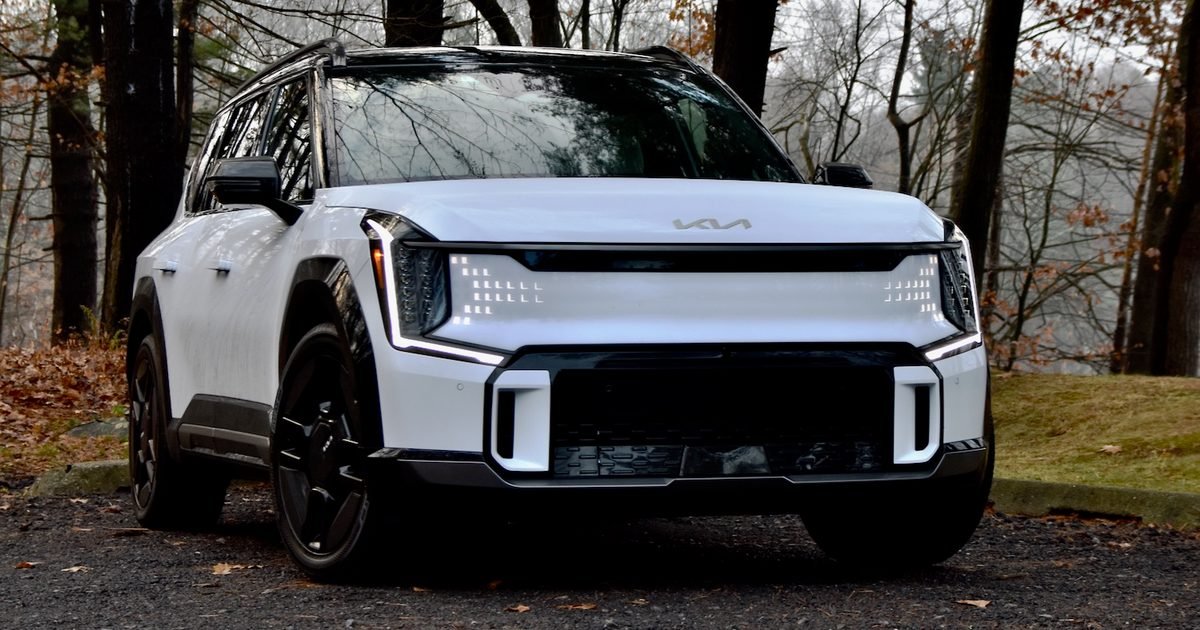 "استكشف قوة كيا EV9: SUV كهربائية متميزة، ولكن الشركة تقدم خيارًا أفضل"