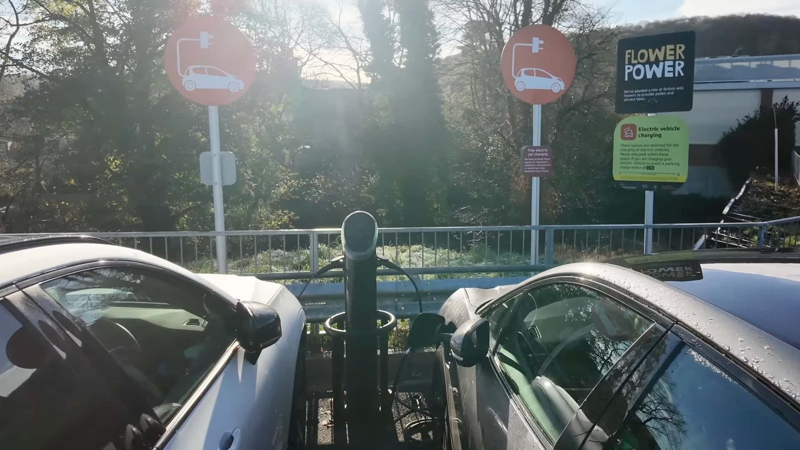 "رحلة شاقة لمسافة 300 ميل في سيارة كهربائية: ما تعلمه السائق من الاعتماد على شواحن عامة مجانية"