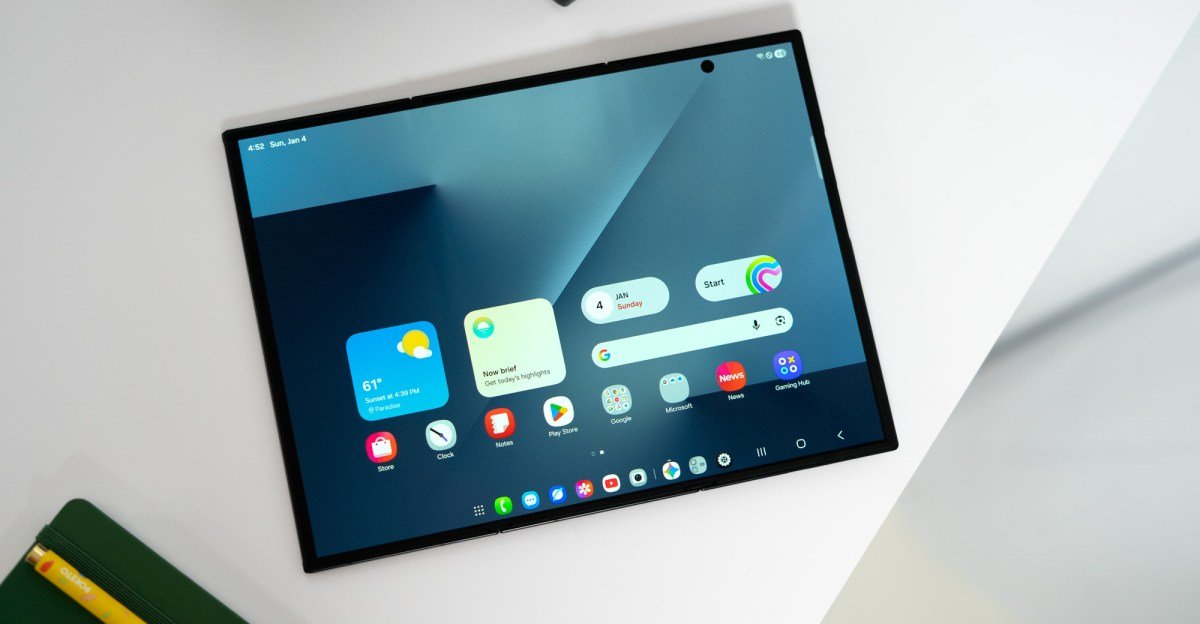 استمر في استكشاف تجربة فتح هاتف Samsung Z TriFold التقنية المتقدمة
