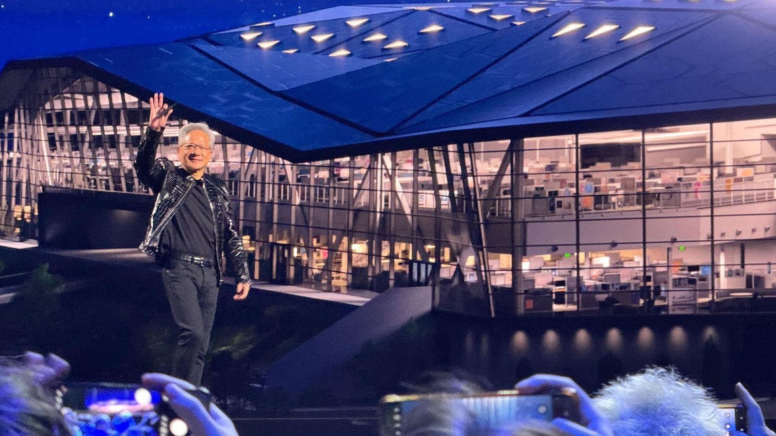 رئيس Nvidia Jensen Huang يوضح تفوق HBM على SRAM في أداء AI ومرونته عبر workloads متنوعة رئيس Nvidia Jensen Huang يوضح تفوق HBM على SRAM في أداء AI ومرونته عبر workloads متنوعة