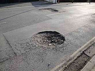 لماذا تتكرر حفر الطرق (Potholes) في نفس المواقع من منظور التحليل الإنشائي والبنية التحتية؟
