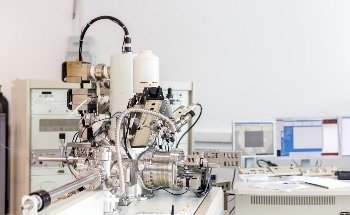 تصميم New Molecular Cage لتحسين استقرار Antimony الإشعاعي في أنظمة علاج السرطان المستهدفة
