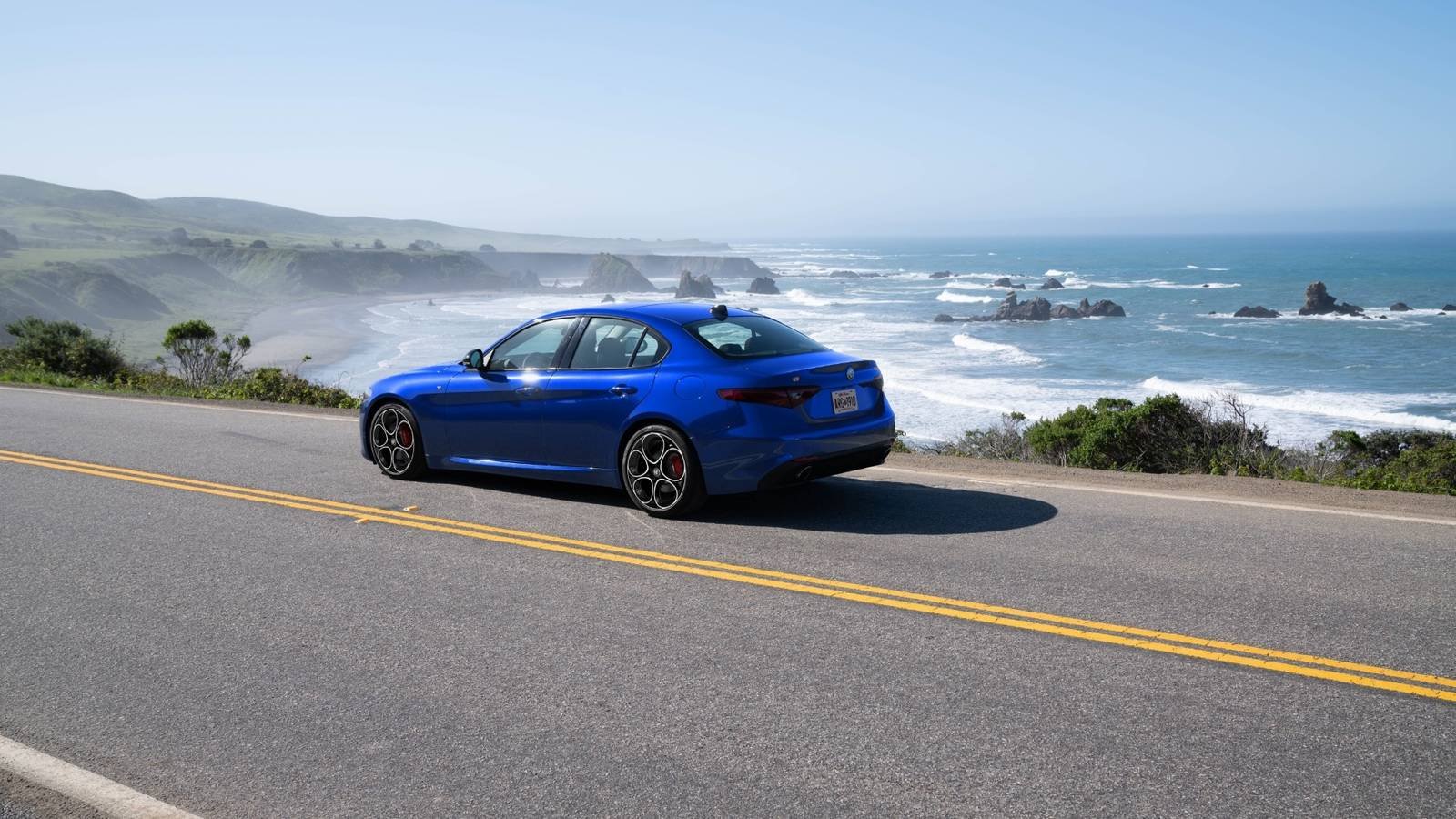 ألفا روميو جوليا 2023: سيدان رياضية بتقنيات متقدمة بسعر أقل من 25,000 دولار سيدان رياضية إيطالية بعمر 3 سنوات أقل من 25,000 دولار وتقنيات هندسية متقدمة