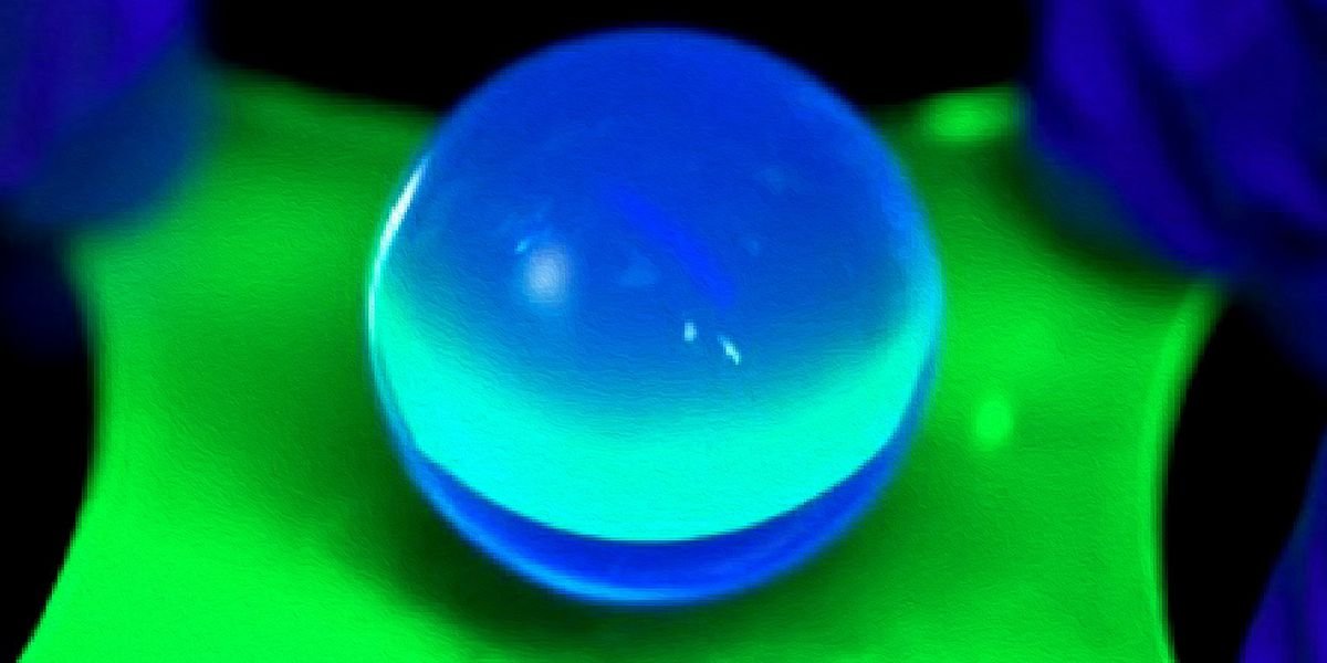 كيف يتجاوز المهندسون تحديات مرونة OLED في أنظمة التحكم الكهربائية؟
