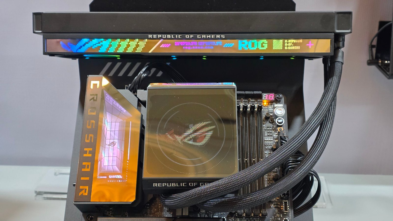 Asus تطلق مبردات AIO سائلة بدون كابلات لتحسين تصميم الحواسيب مع ROG Strix LC IV ومنصات متوافقة
