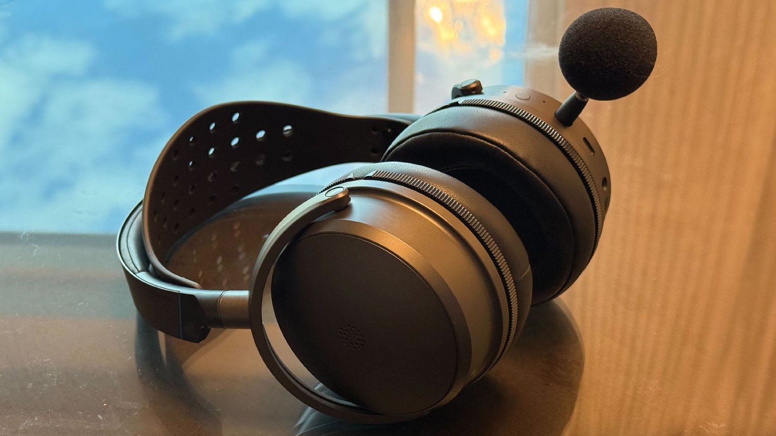 Audeze تطلق سماعة Maxwell 2 بتحسينات في spatial immersion وAI noise
