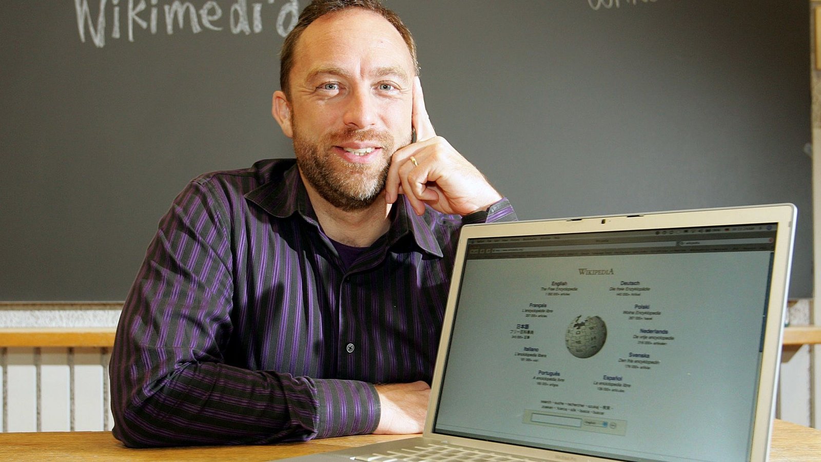 ويكيبيديا تحتفل بمرور 25 عامًا: التحديات والإنجازات في عصر الذكاء الاصطناعي Wikipedia تحتفل بمرور 25 عامًا دون إعلانات و7 مليارات زيارة شهريًا رغم تحديات AI وأنظمة التشغيل