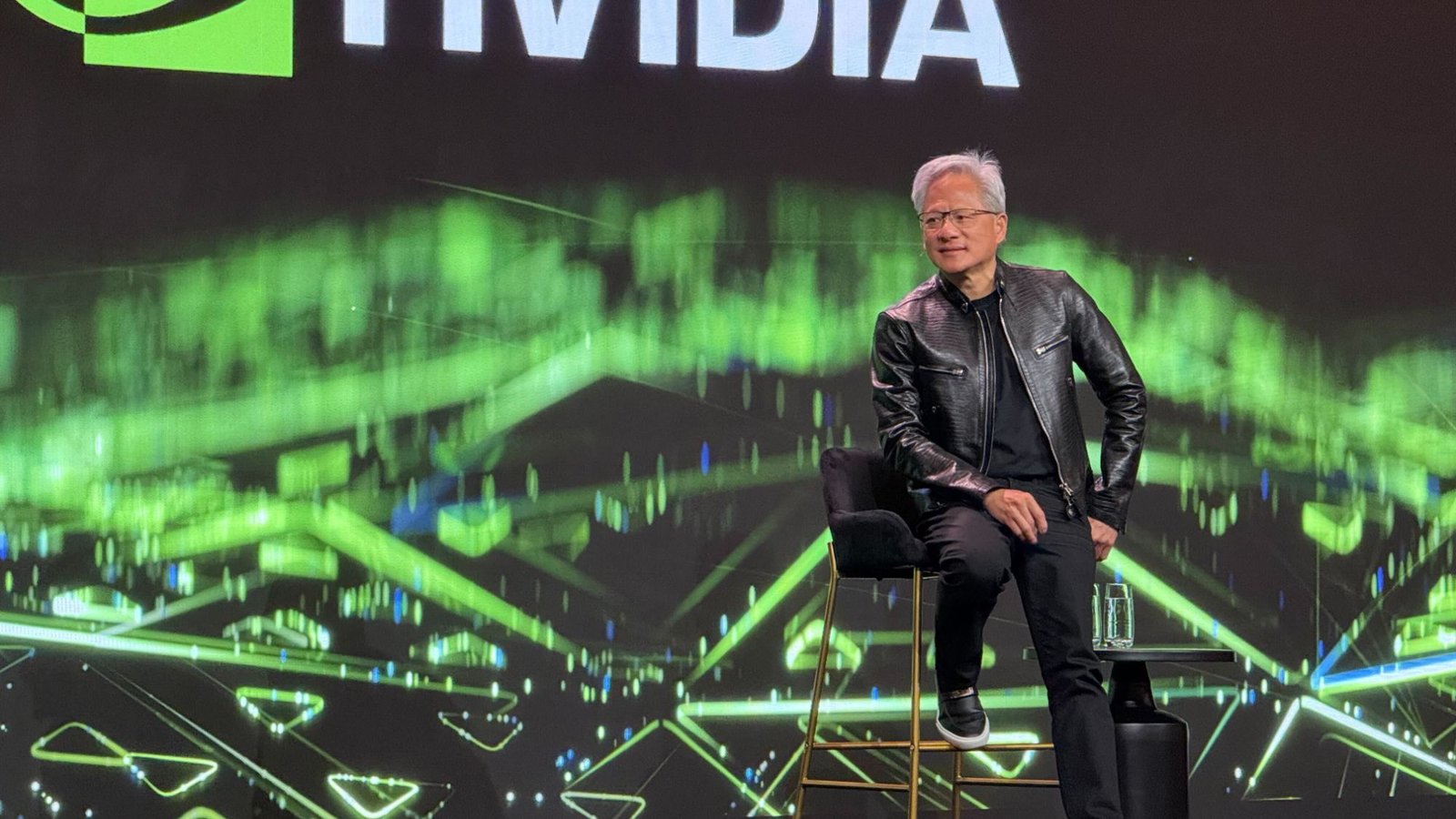 Jensen Huang: Nvidia قد تعيد إطلاق GPUs قديمة مع تعزيز AI لتحسين الأداء
