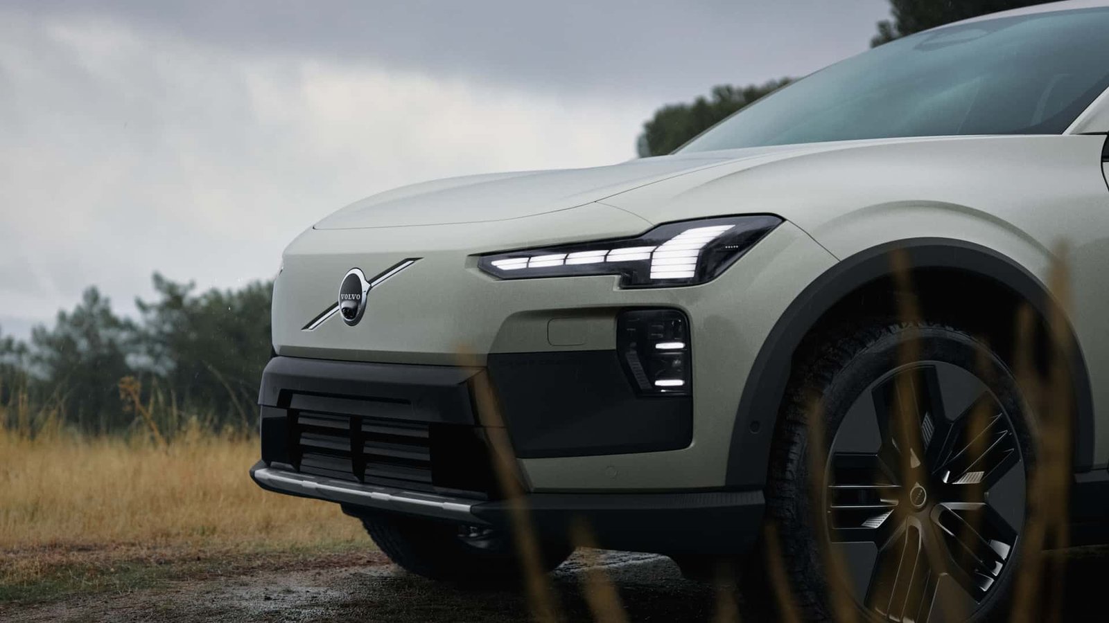 Volvo EX60 Cross Country تتميز بتقنيات لا تتوفر في Rivian R2
