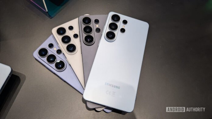 عميل يتسلم أول جهاز Galaxy S26 Ultra مع تفاصيل الأداء والتقنيات الجديدة
