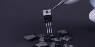 تأثير Strain والمواد المتقدمة على أداء الترانزستورات رقيقة الذرة في التطبيقات الميكانيكية
