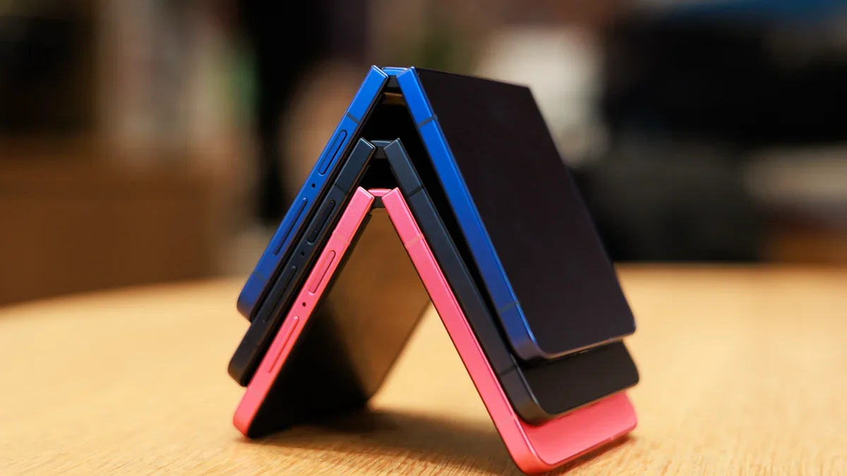 iPhone Flip: أسباب تقنية تجعل هاتفك القادم قابلاً للطي نصفياً
