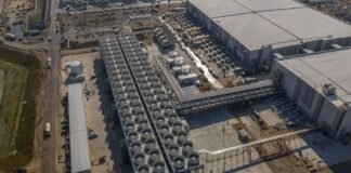 مدن Wisconsin توقع NDAs سرية لاتفاقيات مراكز بيانات بمليارات الدولارات وسط خصوصية Microsoft وMeta
