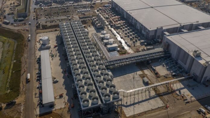 مدن Wisconsin توقع NDAs سرية لاتفاقيات مراكز بيانات بمليارات الدولارات وسط خصوصية Microsoft وMeta
