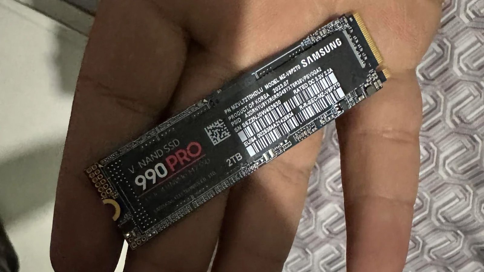تزايد خطر أقراص SSD المزيفة مثل Samsung 990 Pro بسبب نقص شرائح NAND تزايد تسلل وحدات SSD مزيّفة من نوع Samsung 990 Pro مع تدني الأداء وخطر نقص NAND