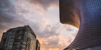 تصميم The House That Creates a View من studioSHUWARI Inc.: دراسة هندسية معمارية متخصصة
