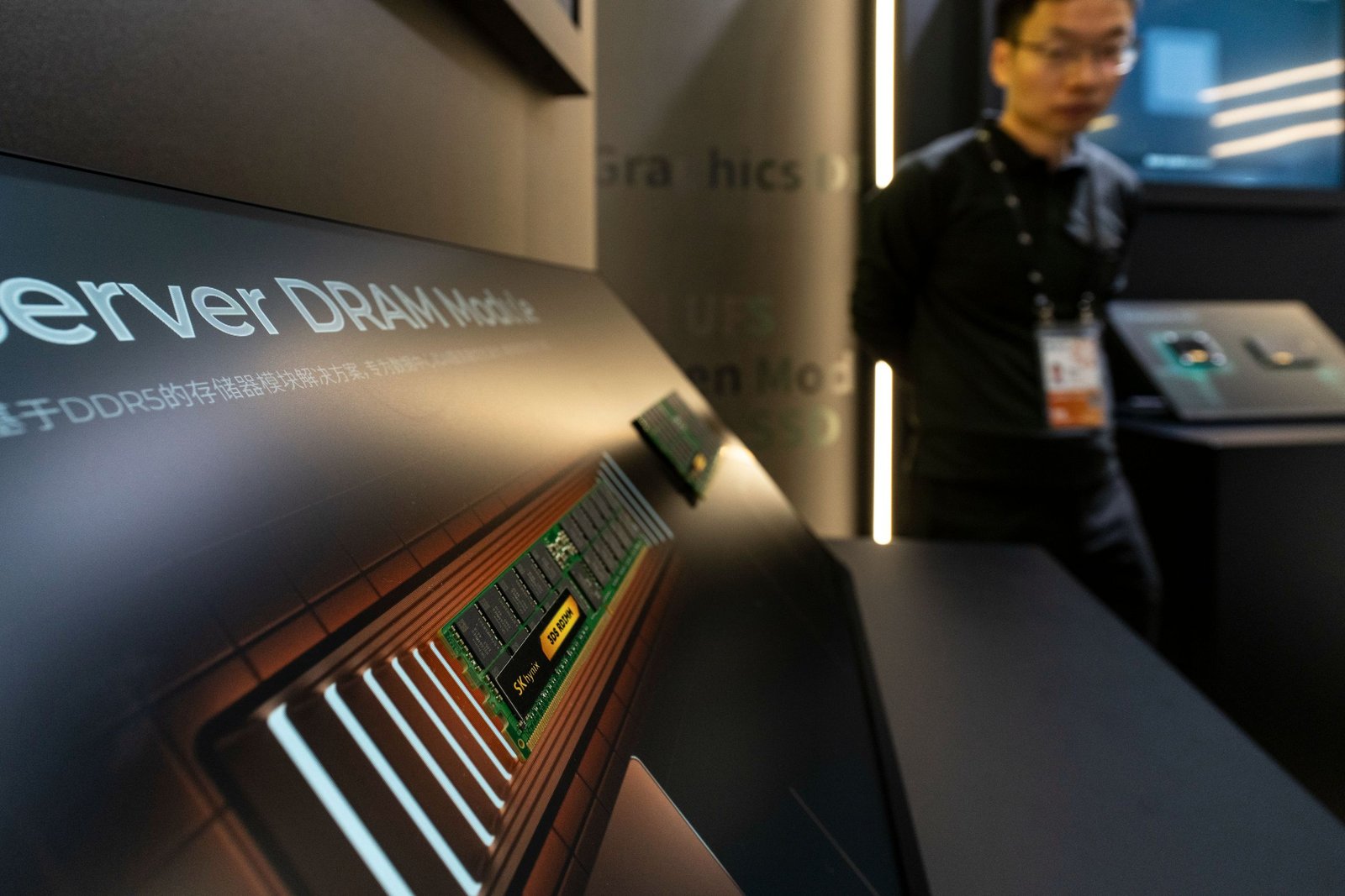 تعاون Samsung وSK Hynix وMicron لمواجهة احتكار سوق الذاكرة وتحسين الاستقرار Samsung وSK Hynix وMicron يتعاونون لمنع تخزين ذاكرة DRAM مع احتمالية ارتفاع الأسعار لتعزيز العرض المستدام