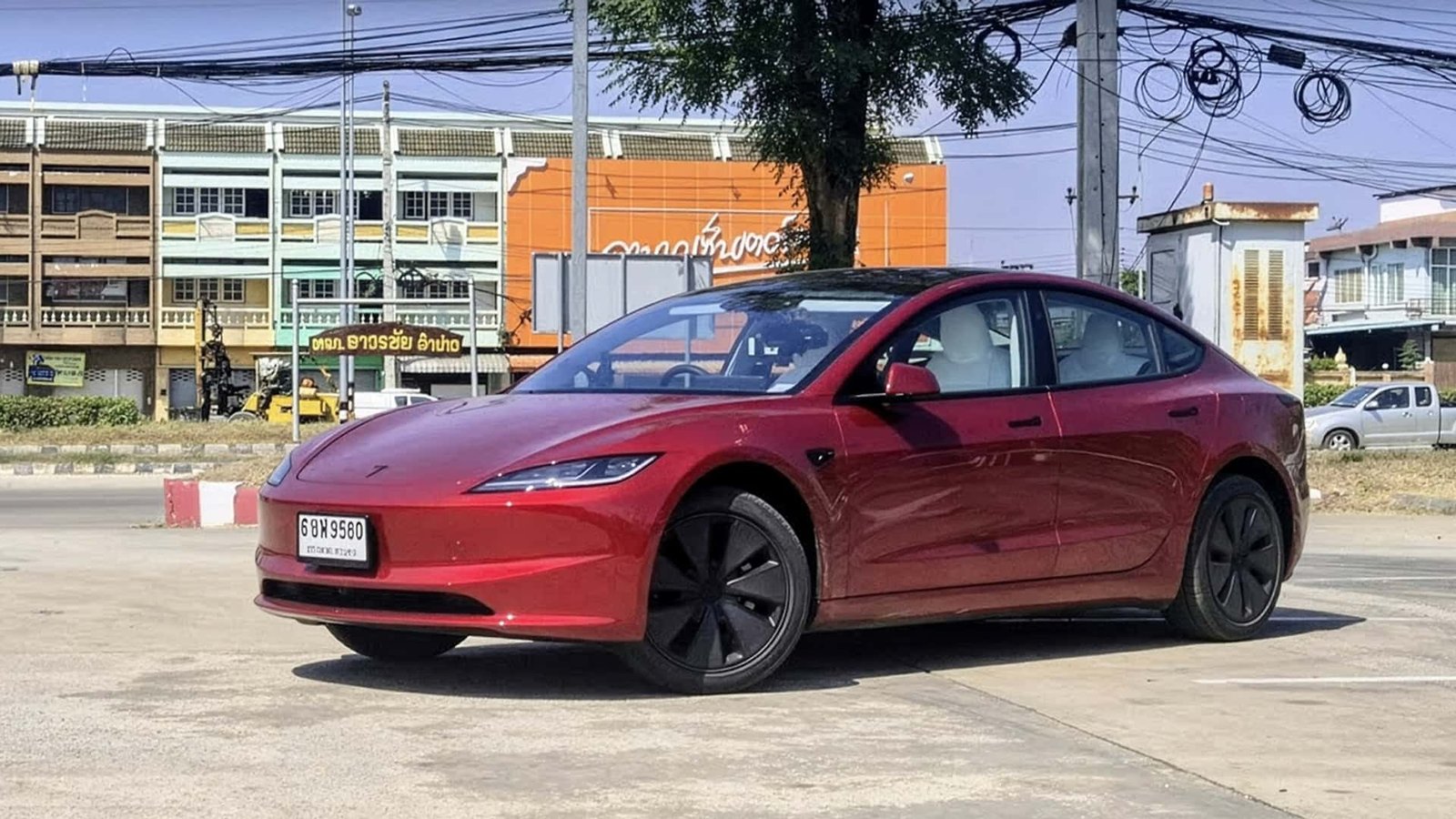 Tesla Model 3 يتخطى مدى القيادة المعلن لكن مع وجود تحدٍ تقني مهم
