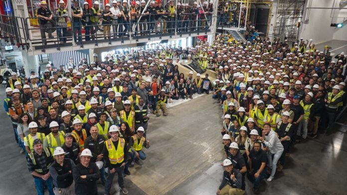 Tesla تبدأ إنتاج Cybercab والتحديات التقنية المقبلة في التصنيع
