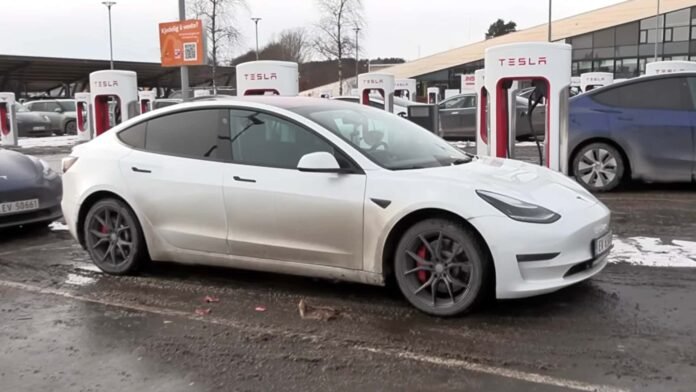 حالة بطارية 2019 Model 3 تبدو متدهورة بشدة.. لكن الواقع أعقد من ذلك
