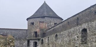 قلعة Pevnosť Bzovík تاريخية في بلدة Bzovík بسلوفاكيا
