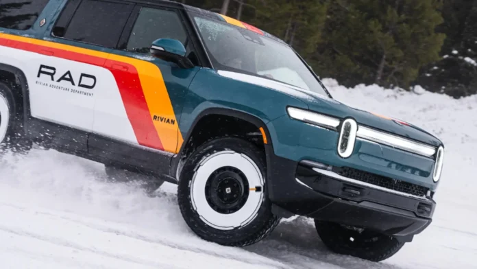 إعلان Rivian الجديد يستهدف منافسة Ram TRX وFord Raptor في سوق الشاحنات القوية
