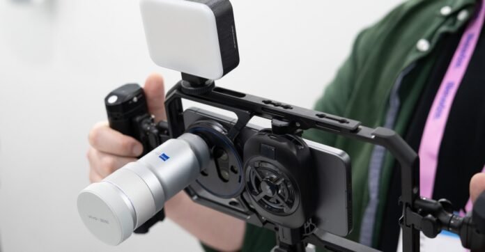 تحديث للهاتف المفضل كاميرته لعام الماضي مع التركيز على الجوانب الهندسية والتقنية
