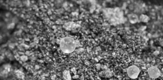 تأثير Carbon Contamination على Contact Electrification في الأكسيدات بالأنظمة الميكانيكية
