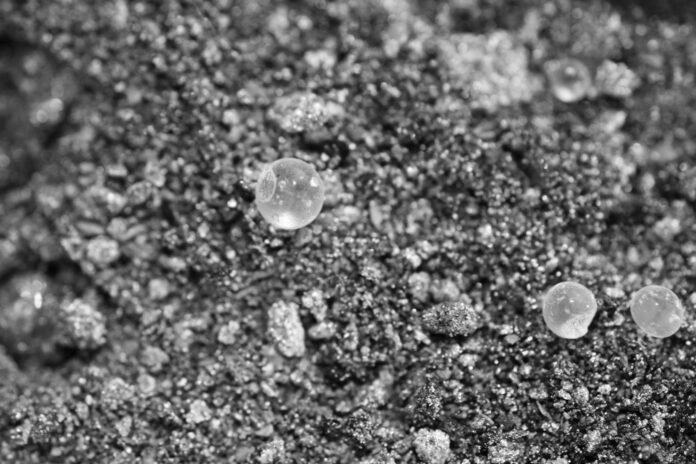 تأثير Carbon Contamination على Contact Electrification في الأكسيدات بالأنظمة الميكانيكية
