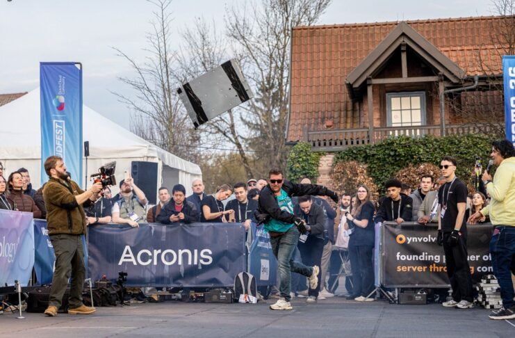 عودة Server tossing كلاعبة رياضية في بيئات تشغيل الألعاب مع خبراء IT
