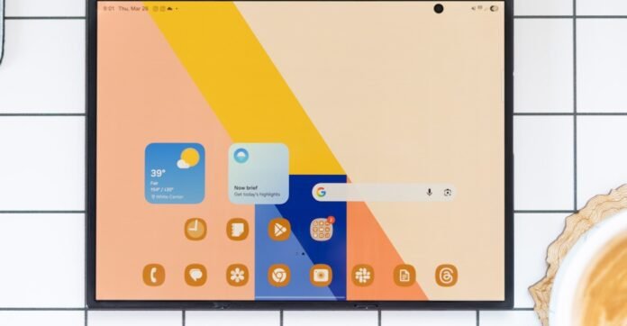 تجربتي القصيرة والغريبة مع هاتف Samsung TriFold التقنية
