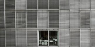 اكتشاف مدهش: قفازات المختبر قد تؤثر على دقة بيانات تحليل الميكروبلاستيك
