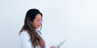 اكتشاف PFAS في معظم الأمريكيين مرتبط بتسريع الشيخوخة البيولوجية
