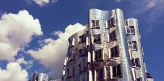 حلول الدرج في Asia لتصميم المساحات الصغيرة وتجاوز دورات الحركة
