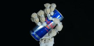 يد روبوتية تتحرك بواسطة Muscles وTendons في أنظمة التحكم الكهربائية
