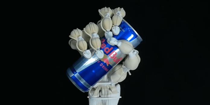 يد روبوتية تتحرك بواسطة Muscles وTendons في أنظمة التحكم الكهربائية
