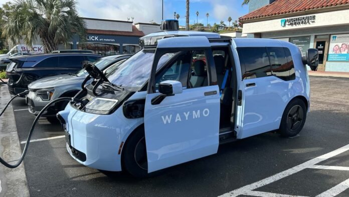 Van Waymo الصينية ذات التصميم الجريء تدخل مرحلتها التقنية النهائية
