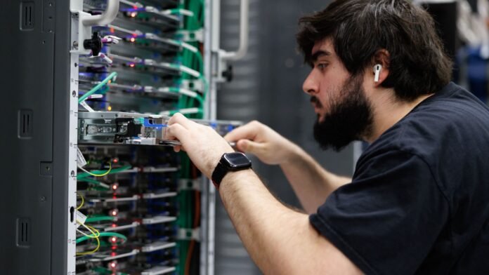 هجمات طائرات بدون طيار تستهدف مراكز بيانات AWS في الشرق الأوسط وتقطع الكهرباء بسبب مخاطر الحريق
