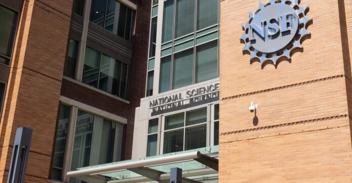 Trump يعزل كامل National Science Board وتأثيره على قطاع الهندسة والتعليم
