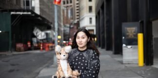 تحليل هندسي لسرد My baby deer plushie حول CIA operative والد Mitski
