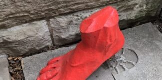 ظاهرة "The Red Foot" في شيكاغو، إلينوي: قصة لافتة تجذب الأنظار
