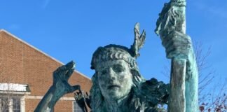 تمثال Princess Mishawaka في مدينة Mishawaka بولاية Indiana الأمريكية
